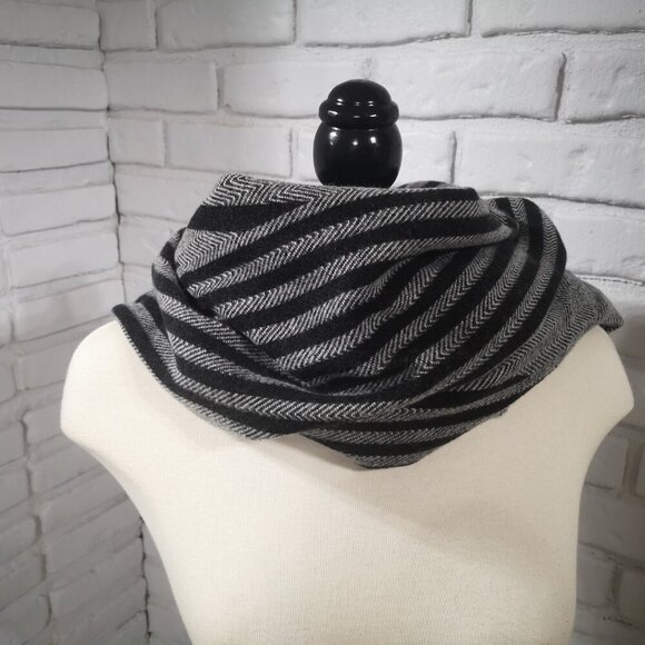 Vince Camuto Black & Grey Mix One Size Blanket Scarf - Picture 5 of 7
